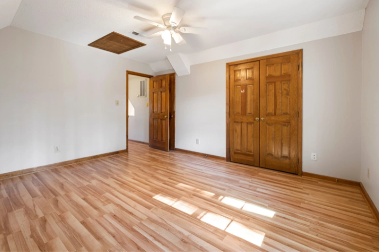 modern-bedroom-with-wooden-flooring